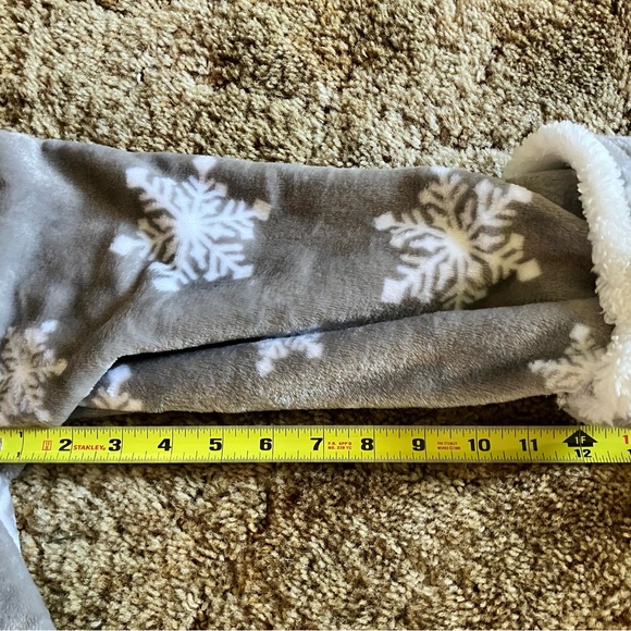 Martha Stewart Collection Plush Robe, One Size, gray w/ white snowflakes - Picture 10 of 10